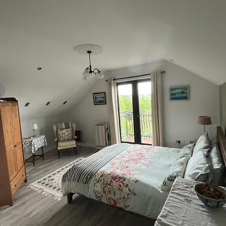 Stylish Woodland Retreat With Balcony Views Apartment Gorey